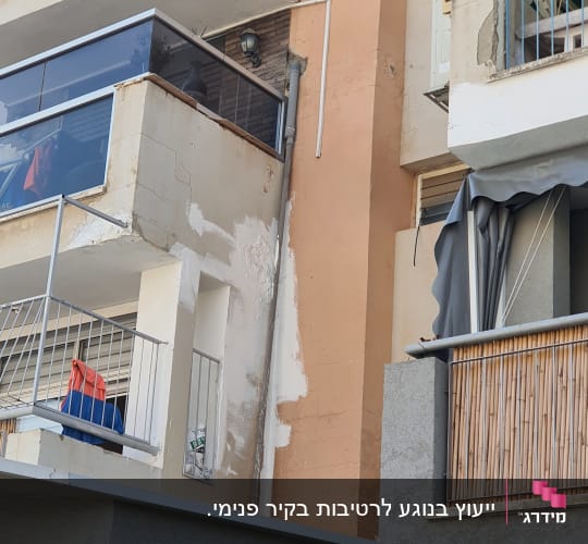צינור מים חיצוני על קיר בניין